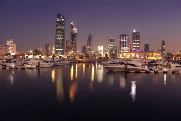 Skyline di Kuwait City di sera — Foto Stock