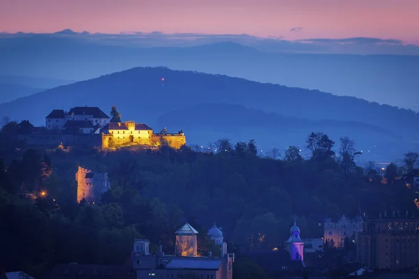 Arquitetura de Brasov à noite — Fotografia de Stock