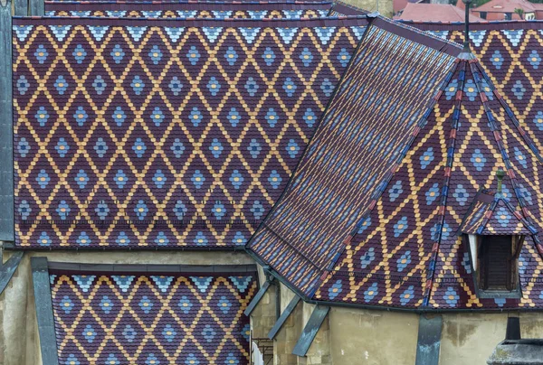 Крыша евангельского собора Святой Марии в Сибиу — стоковое фото