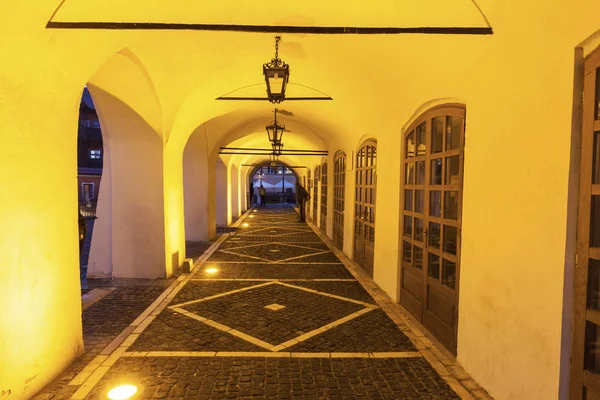 Иллюминированный проход в Старом городе Сибиу — стоковое фото