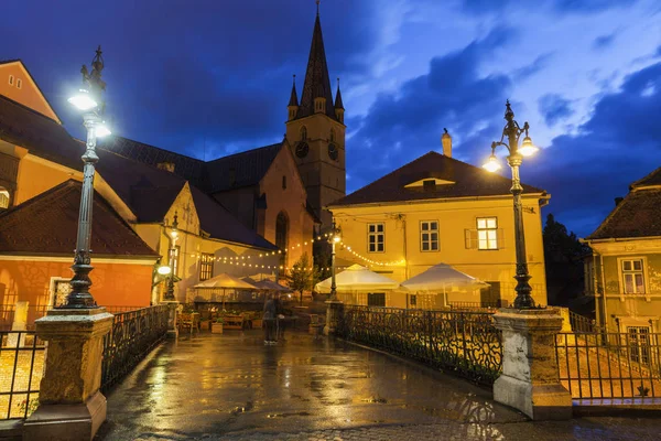Evangeliska katedralen i Saint Mary och Bridge of lies i Sibiu — Stockfoto