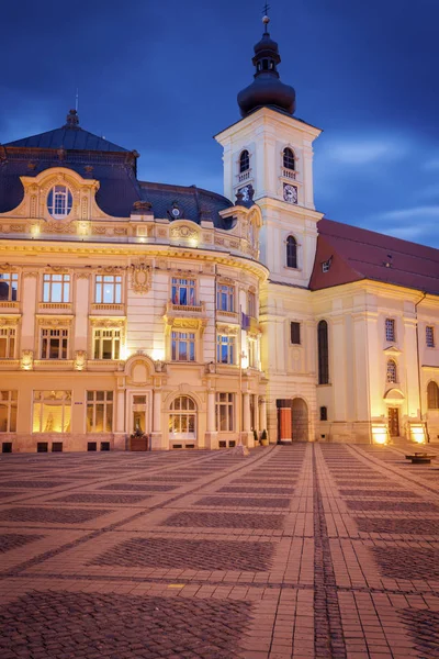 Holy Trinity Church en het stadhuis van Sibiu — Stockfoto