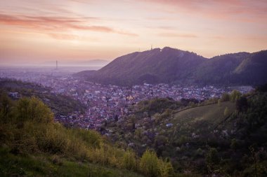 Gün doğumunda Brasov Panoraması
