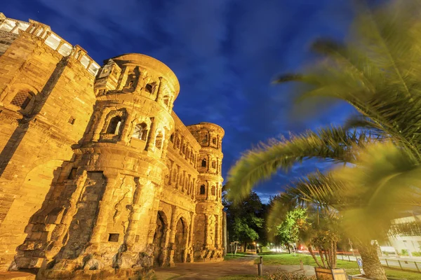 Porta Nigra em Trier à noite — Fotografia de Stock