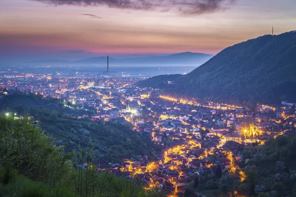 Lucht panorama van Brasov bij dageraad — Stockfoto