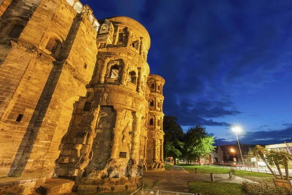 Porta Nigra w Trewirze nocą — Zdjęcie stockowe