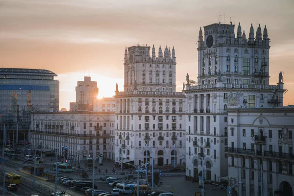 Zwei Türme - Tor von Minsk bei Sonnenuntergang. Minsk, Weißrussland. — Stockfoto