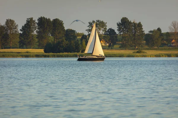 Lake Rynskie in Ryn — Stock Photo, Image