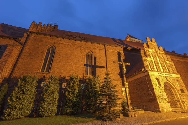 Collegiate Basilica of St. George i Ketrzyn på natten — Stockfoto