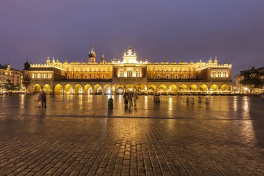 Krakow'daki yağmurlu gece