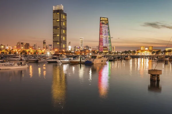 Skyline de Kuwait por la noche —  Fotos de Stock