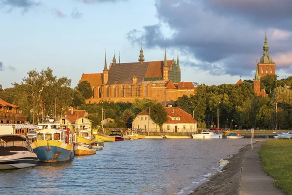 Basílica de Frombork vista desde el puerto deportivo —  Fotos de Stock