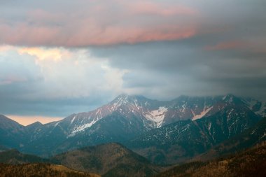 Tatra Dağları Ulusal Parkı günbatımında. Zakopane, Polonya, Polonya.