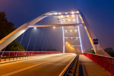 Kolobrzeg 'deki Parseta Nehri üzerindeki Portowy Köprüsü. Kolobrzeg, Batı Pomeranya, Polonya.