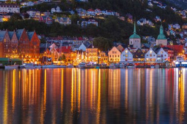 Geceleri Bergen 'in mimarisi. Bergen, Batı Norveç, Norveç.