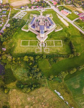 Gün batımında Krzyztopor Kalesi. Ujazd, Kutsal Haç, Polonya.