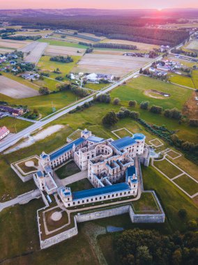 Gün batımında Krzyztopor Kalesi. Ujazd, Kutsal Haç, Polonya.