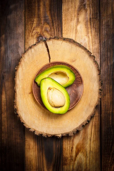 Avocat Vert Tranché Sur Une Surface Brune Bois — Photo