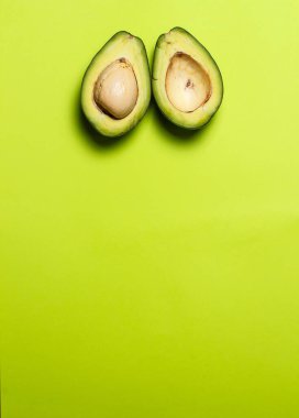 Yeşil arka planda yarım avokado.