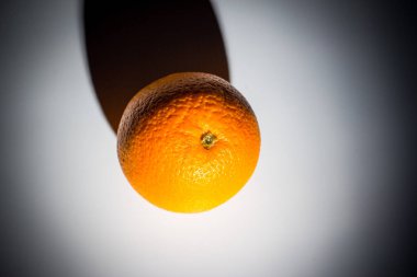 Beyaz arka planda olgun turuncu