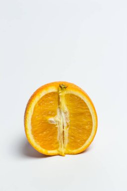 Beyaz arka planda olgun turuncu