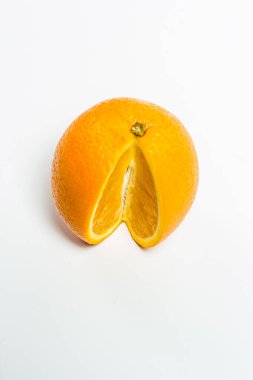 Beyaz arka planda olgun turuncu
