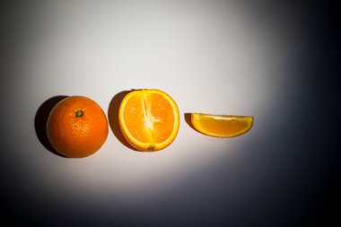 Beyaz arka planda olgun turuncu