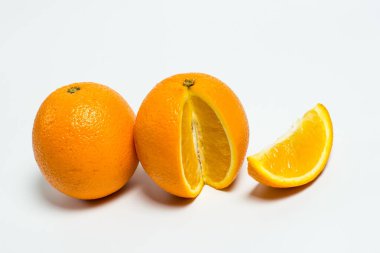 Beyaz arka planda olgun turuncu