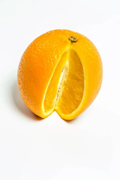 白い背景にオレンジを熟す — ストック写真