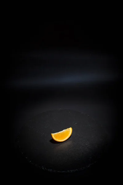 Fette Mature Arancioni Arancioni Sfondo Nero Superficie Nera — Foto Stock