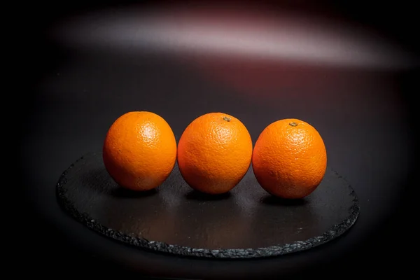 과검은 표면에 오렌지 — 스톡 사진