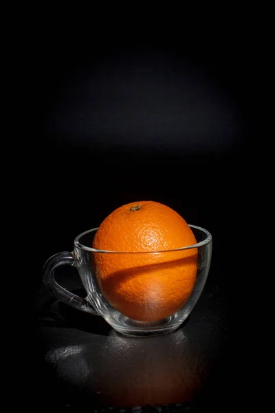 Laranja Madura Sobre Fundo Preto Superfície Preta — Fotografia de Stock