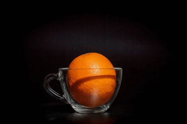 Mogen Orange Svart Bakgrund Och Svart Yta — Stockfoto
