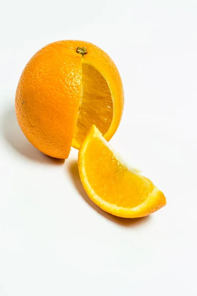 Laranja Madura Sobre Fundo Branco — Fotografia de Stock