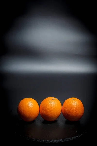 과검은 표면에 오렌지 — 스톡 사진