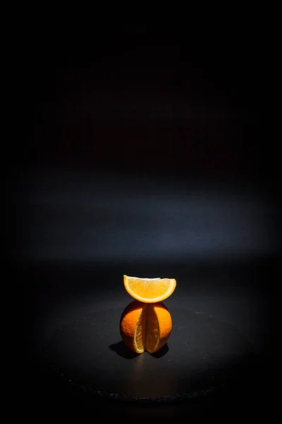 Rodajas Naranja Naranja Maduras Sobre Fondo Negro Superficie Negra — Foto de Stock