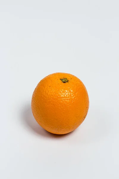 Rijp Oranje Een Witte Achtergrond — Stockfoto