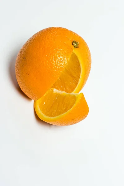 白い背景にオレンジを熟す — ストック写真