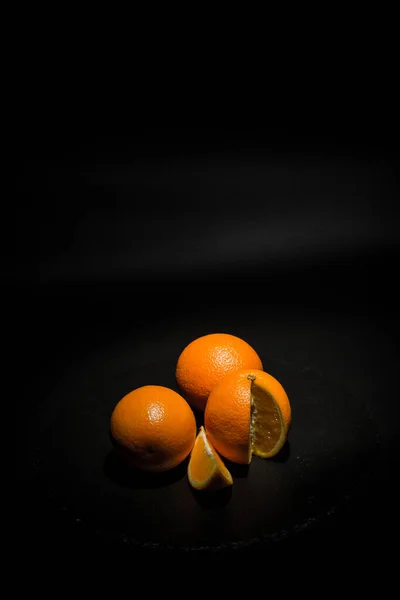 Laranja Madura Sobre Fundo Preto Superfície Preta — Fotografia de Stock