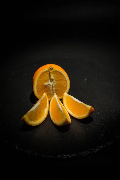 Dojrzała Pomarańcza Czarnym Tle Czarnej Powierzchni — Zdjęcie stockowe