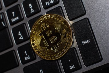 Altın Bitcoin bir dizüstü bilgisayarda yatıyor