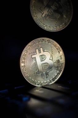 Altın Bitcoin bir dizüstü bilgisayarda yatıyor