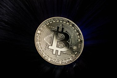 Siyah arkaplanda Bitcoin para ve renkli arka ışık