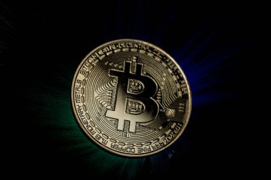 Siyah arkaplanda Bitcoin para ve renkli arka ışık