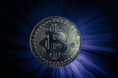Siyah arkaplanda Bitcoin para ve renkli arka ışık