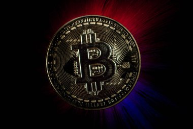 Siyah arkaplanda Bitcoin para ve renkli arka ışık