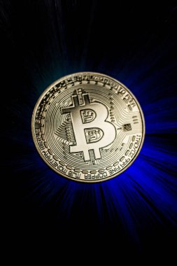 Siyah arkaplanda Bitcoin para ve renkli arka ışık