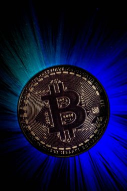 Siyah arkaplanda Bitcoin para ve renkli arka ışık