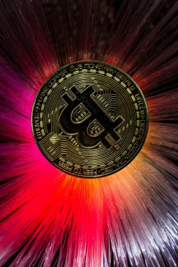 Siyah arkaplanda Bitcoin para ve renkli arka ışık