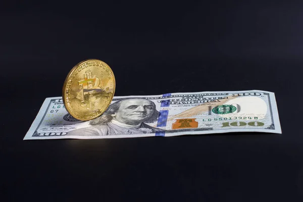 Bitcoin のコインとドルの手形 — ストック写真